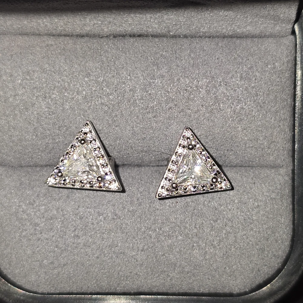 Moissanite Diamond Stud Earrings. D VVS1. Genuine Moissanite - Picture 3 of 6
